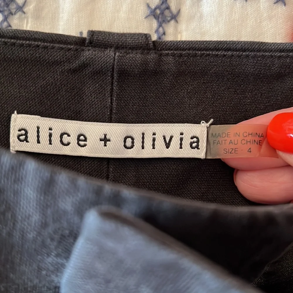 Alice + Olivia Black Cuffed Shorts - Picture 5 of 8